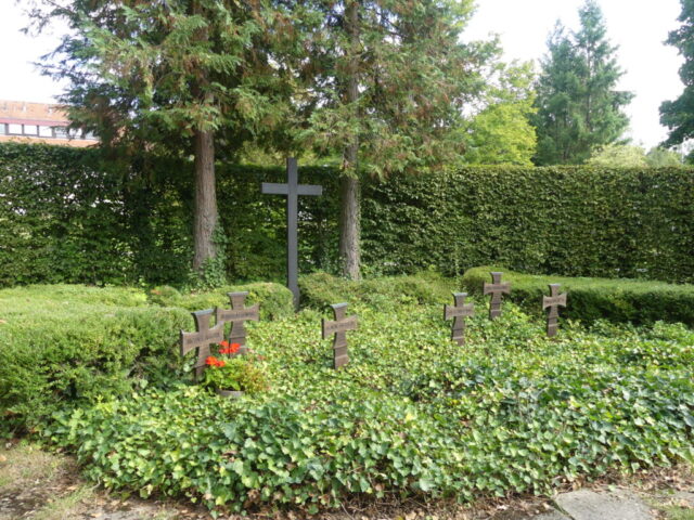 Ehrenhain für Gefallene 1945 04