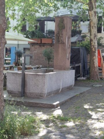 Gedenktafel am Volkshausbrunnen 03